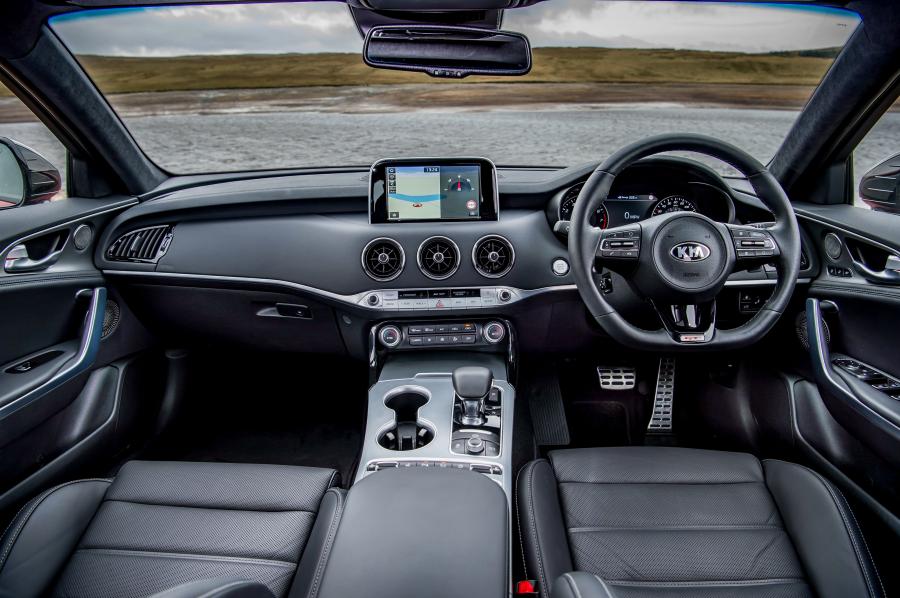 Торпедо Kia Stinger GTS (CK) 2017 года  (UK) (фото 14 из 40)